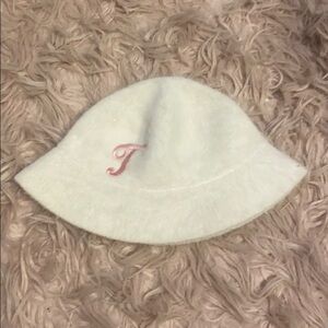 NWT White Shaggy Cheveux Bucket Hat
